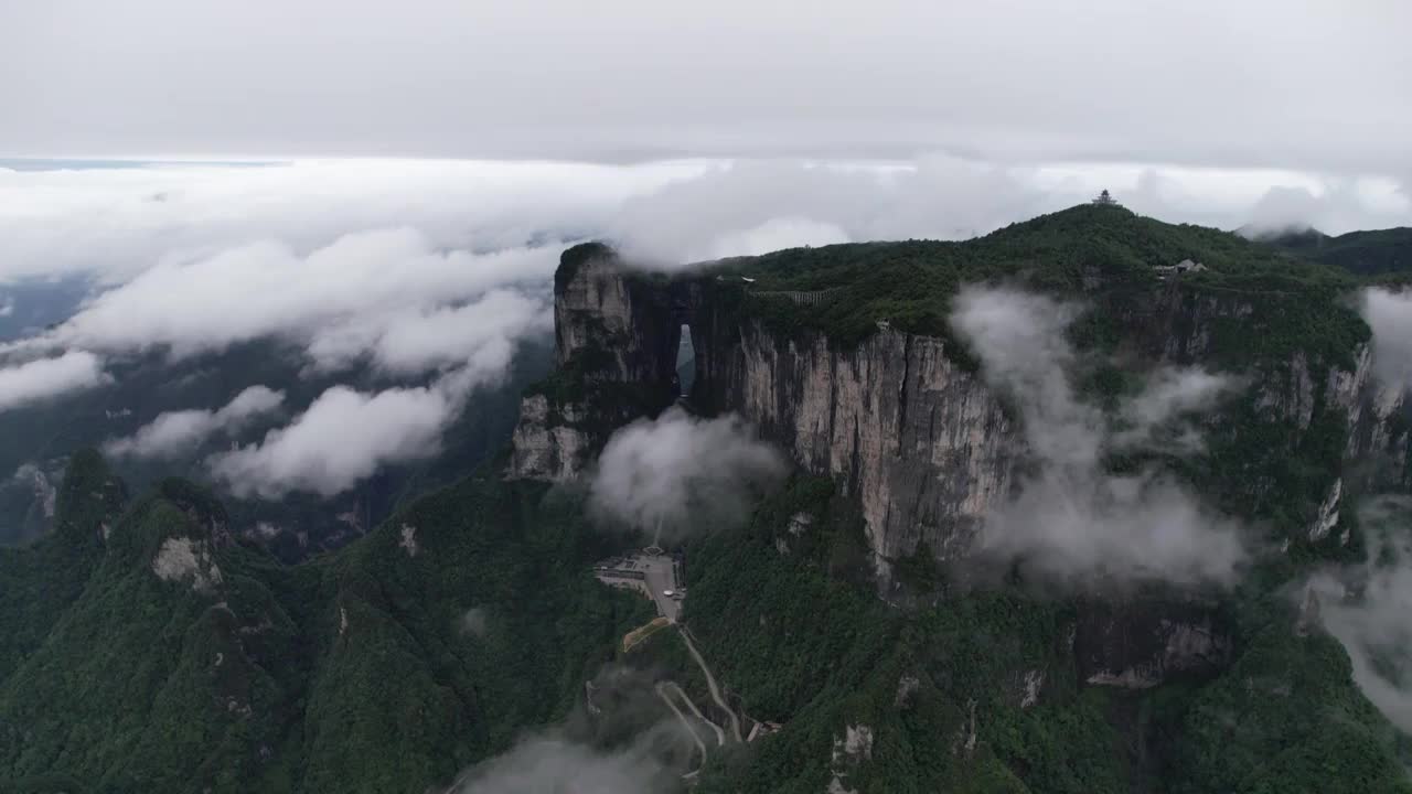 湖南张家界天门山多云的一天，一年就遇见几次视频素材