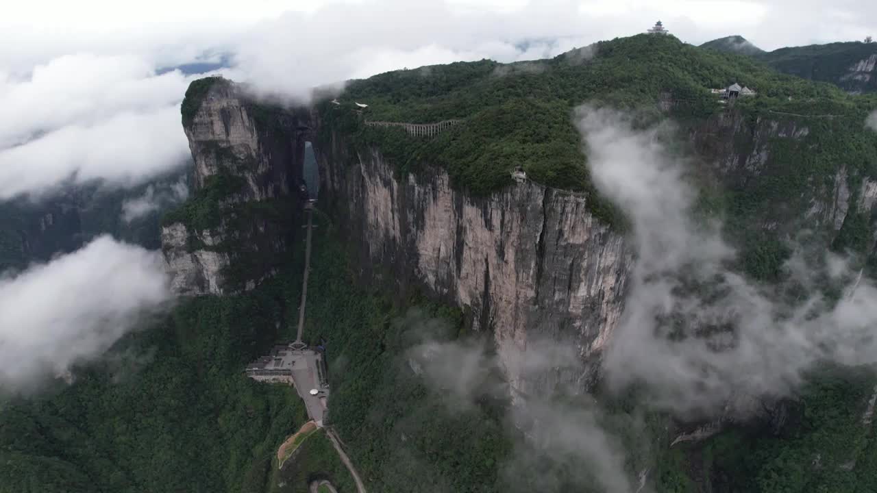 湖南张家界天门山多云的一天，一年就遇见几次视频素材