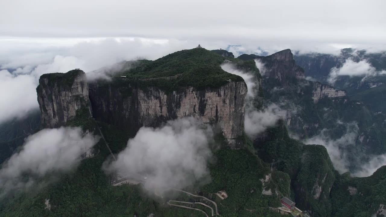 湖南张家界天门山多云的一天，一年就遇见几次视频素材