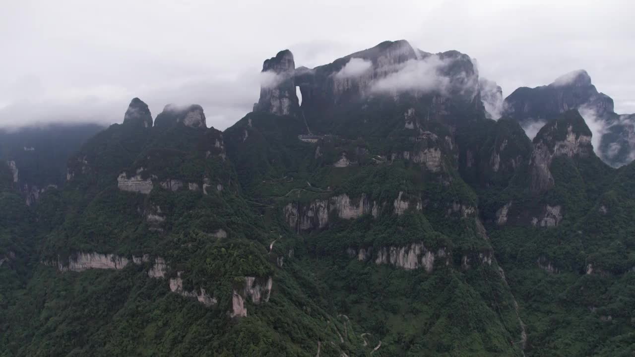 湖南张家界天门山多云的一天，一年就遇见几次视频素材