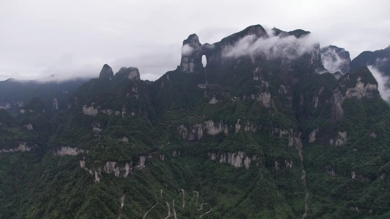 湖南张家界天门山多云的一天，一年就遇见几次视频素材