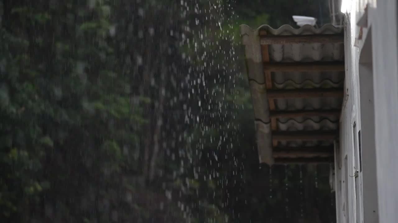 屋檐雨水视频素材