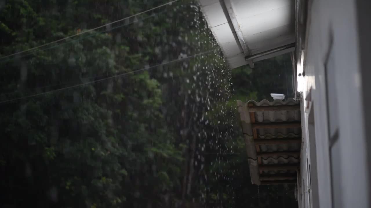 屋檐雨水视频素材