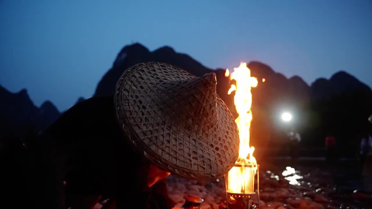 夜晚桂林漓江渔翁点煤油灯 桂林山水阳朔视频素材