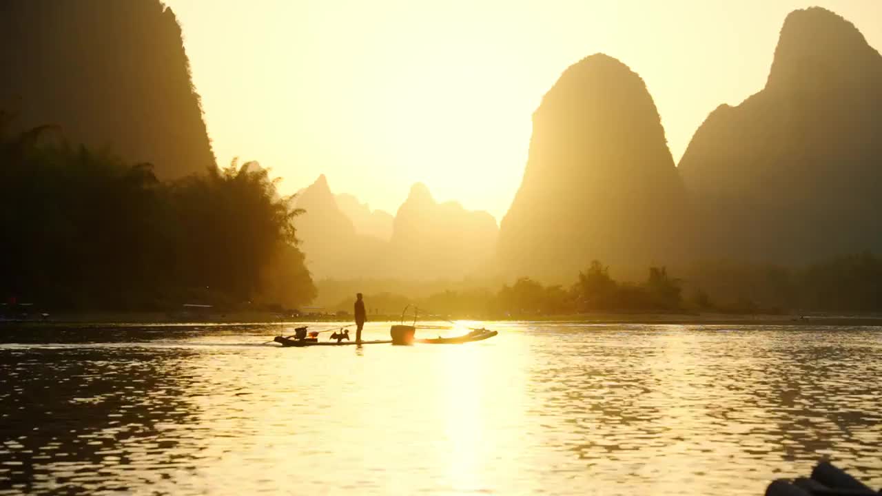 夕阳下桂林漓江上的竹筏划过江面视频素材