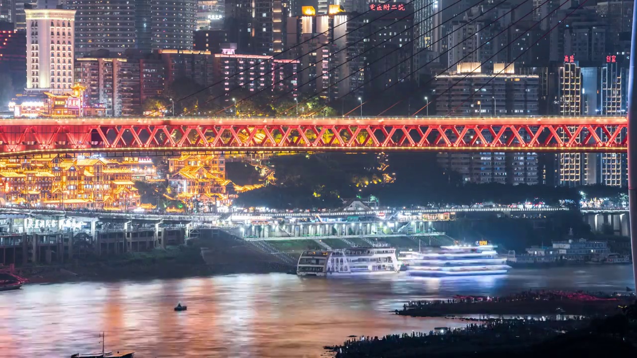 8K30P重庆嘉陵江滩上观赏洪崖洞的人群夜景延时视频素材