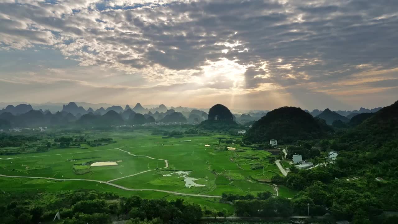 桂林乌龙泉日落夕阳丁达尔光农村大气风光风景视频素材