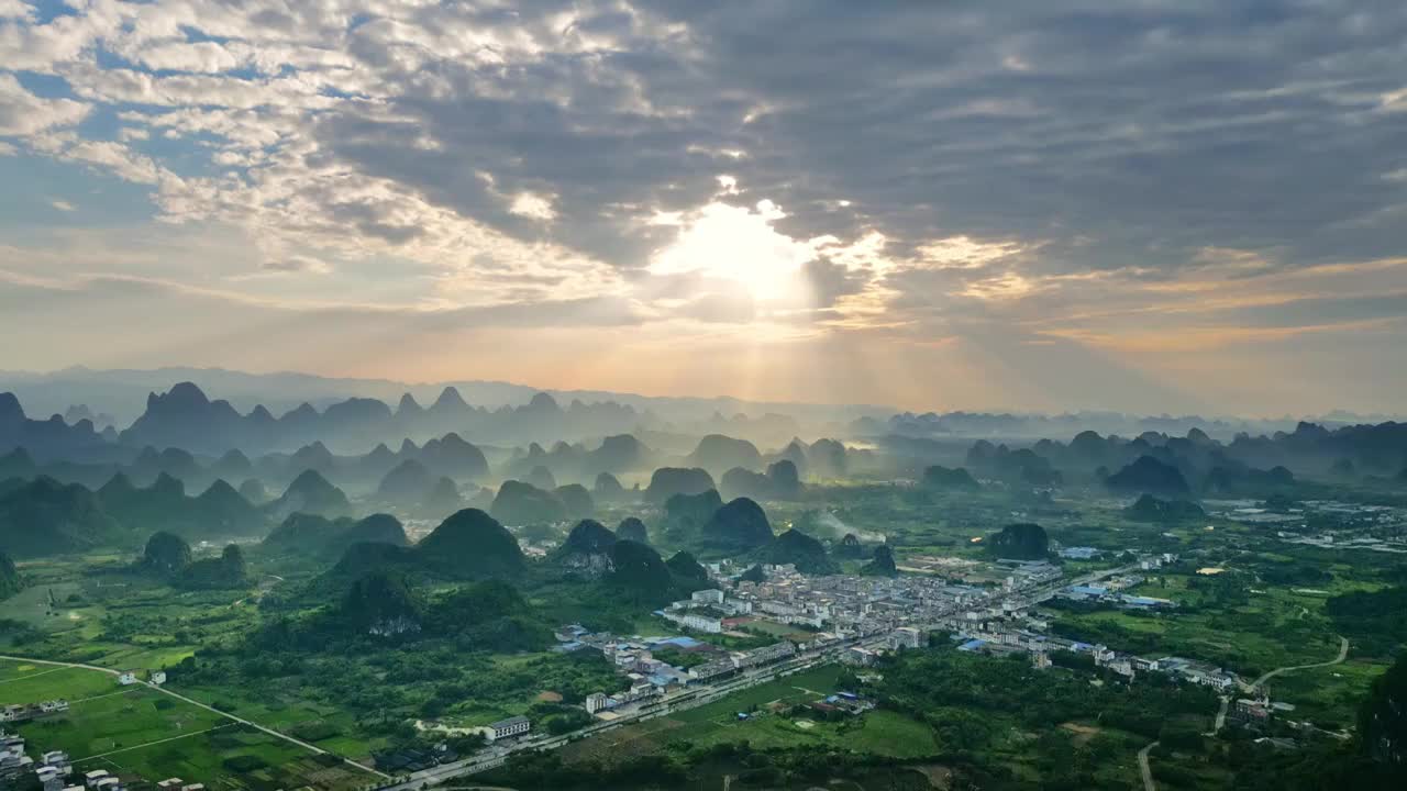 桂林乌龙泉日落夕阳丁达尔光农村大气风光风景视频素材