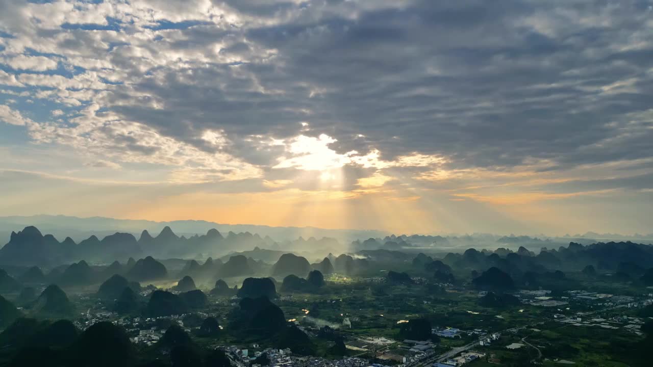 桂林乌龙泉日落夕阳丁达尔光农村大气风光风景视频素材