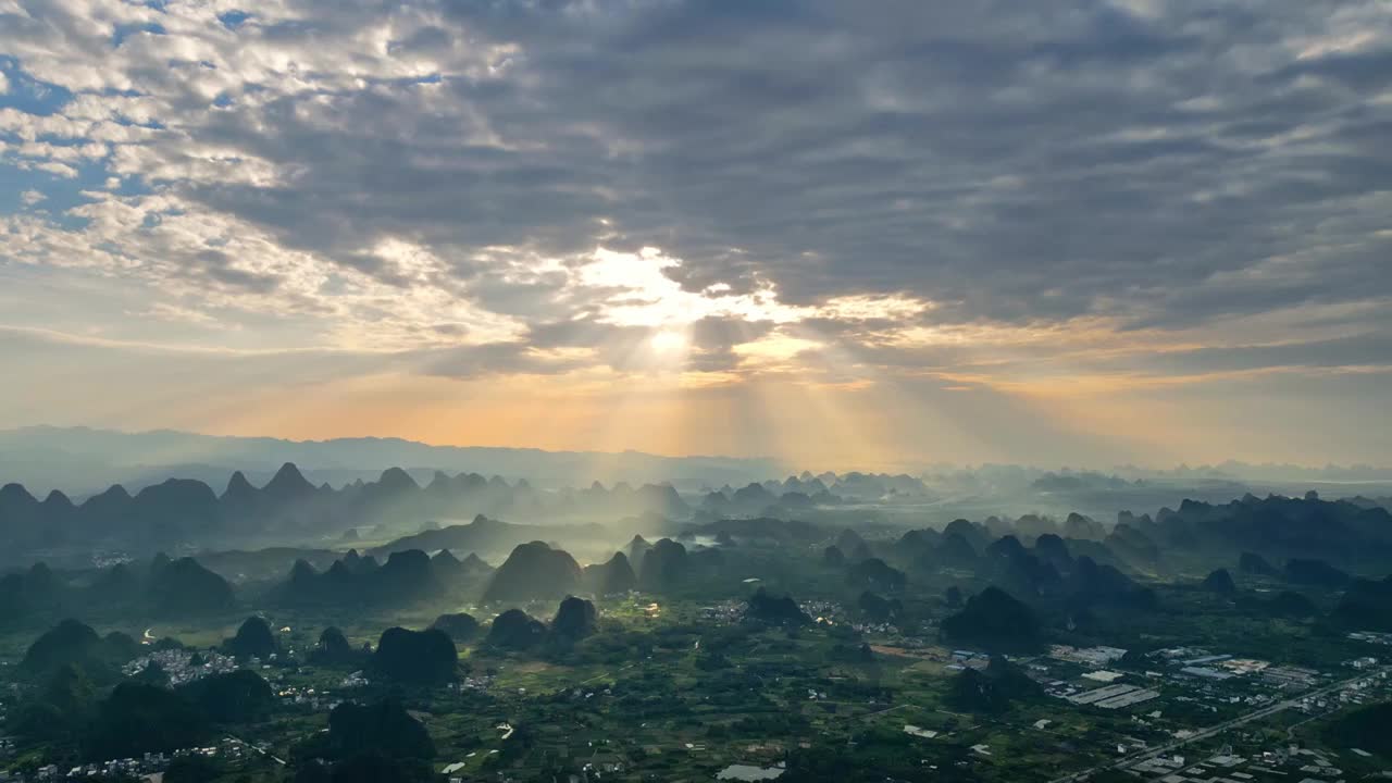 桂林乌龙泉日落夕阳丁达尔光农村大气风光风景视频素材