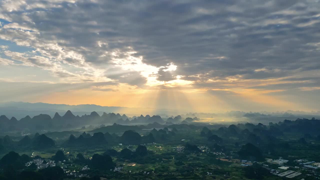 桂林乌龙泉日落夕阳丁达尔光农村大气风光风景视频素材