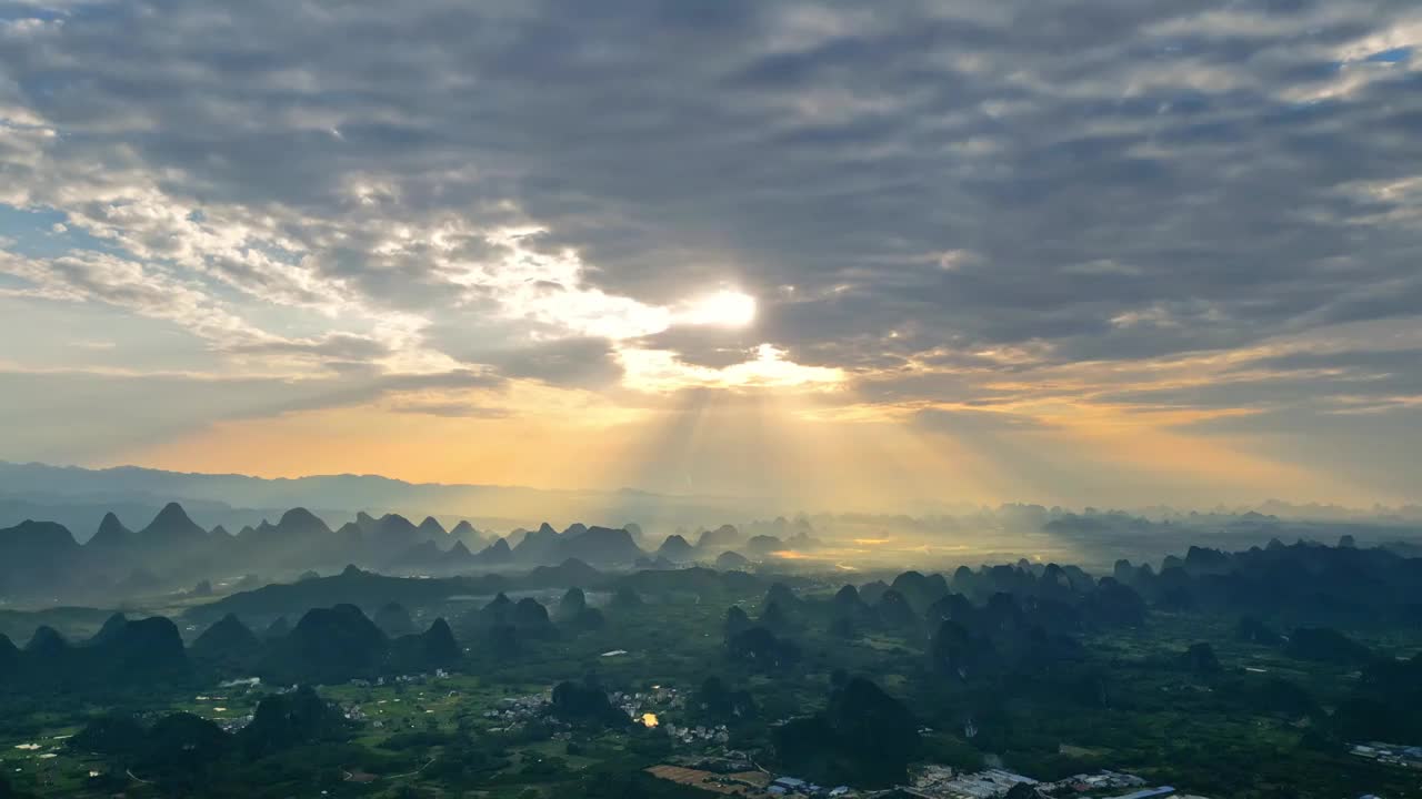 桂林乌龙泉日落夕阳丁达尔光农村大气风光风景视频素材