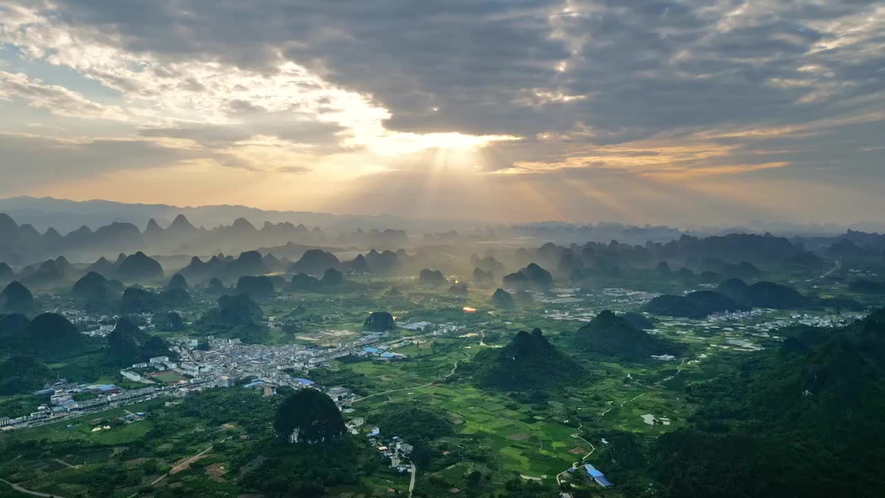 桂林乌龙泉日落夕阳丁达尔光农村大气风光风景视频素材