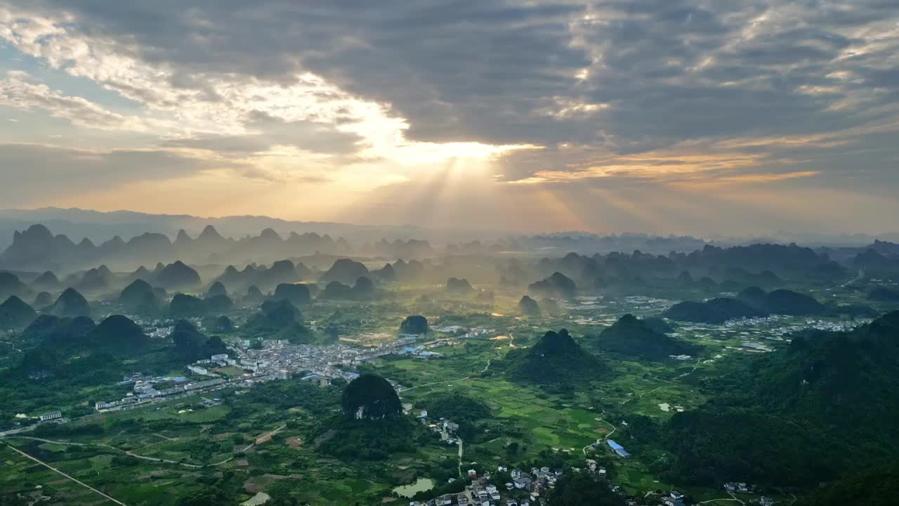 桂林乌龙泉日落夕阳丁达尔光农村大气风光风景视频素材