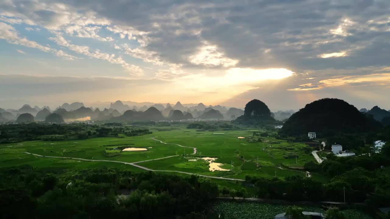 桂林乌龙泉日落夕阳丁达尔光农村大气风光风景视频素材