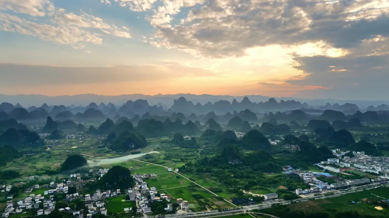 桂林乌龙泉日落夕阳丁达尔光农村大气风光风景视频素材