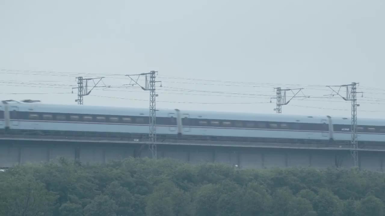 雨中飞速行驶的高铁列车视频素材