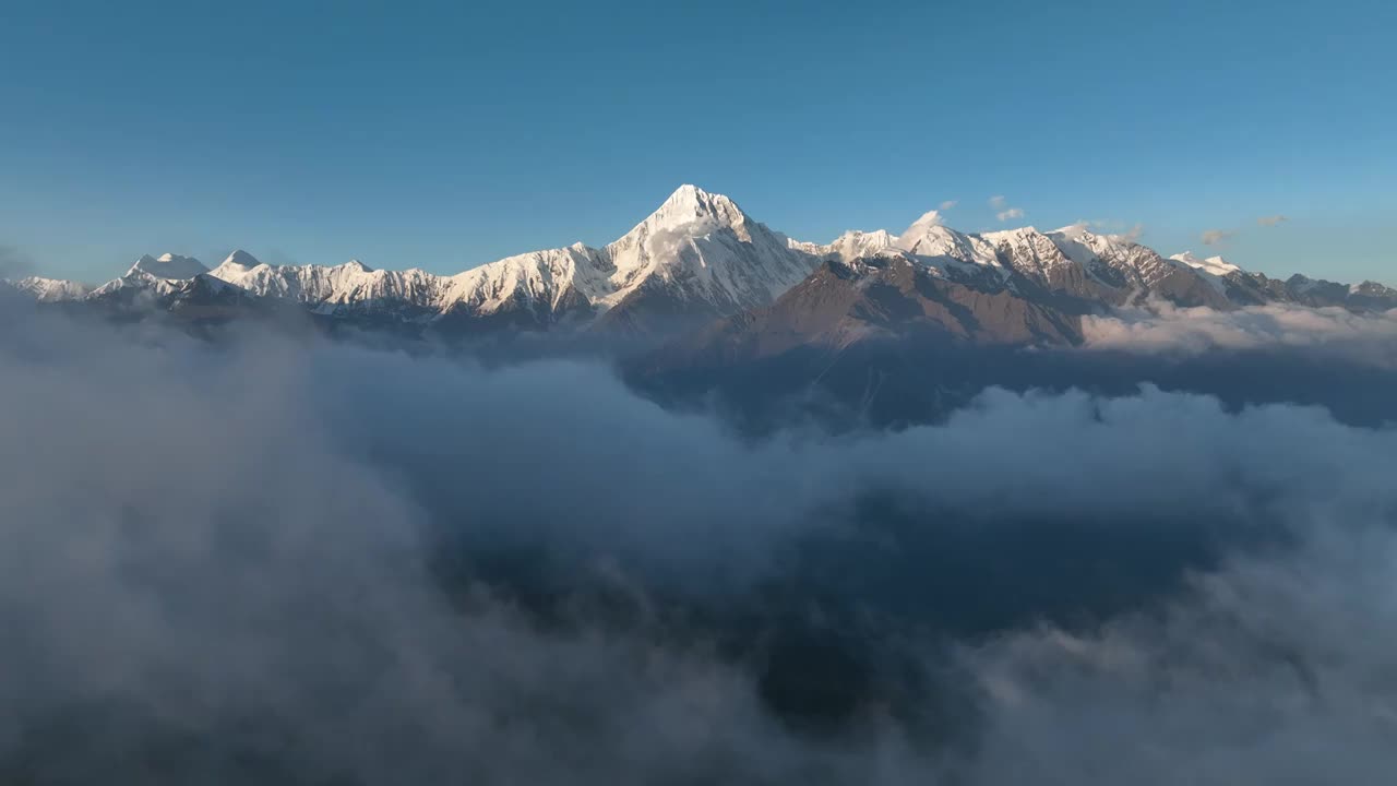 贡嘎雪山云海视频素材