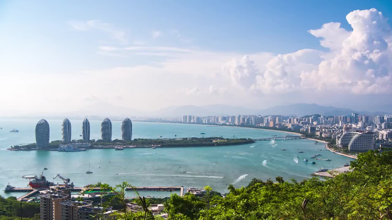 海南三亚鹿回头景区看凤凰岛夏日美景视频下载