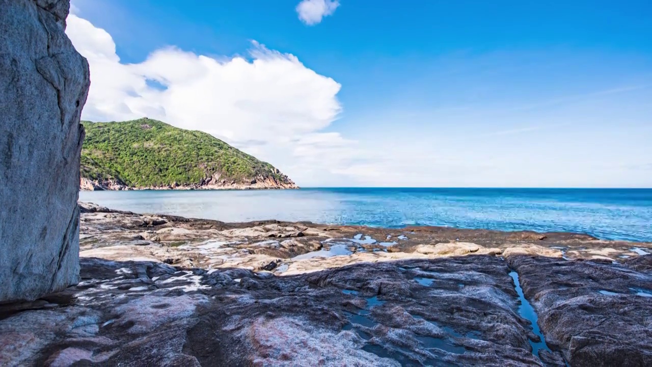 海南三亚牛车湾夏日海岸风光视频素材