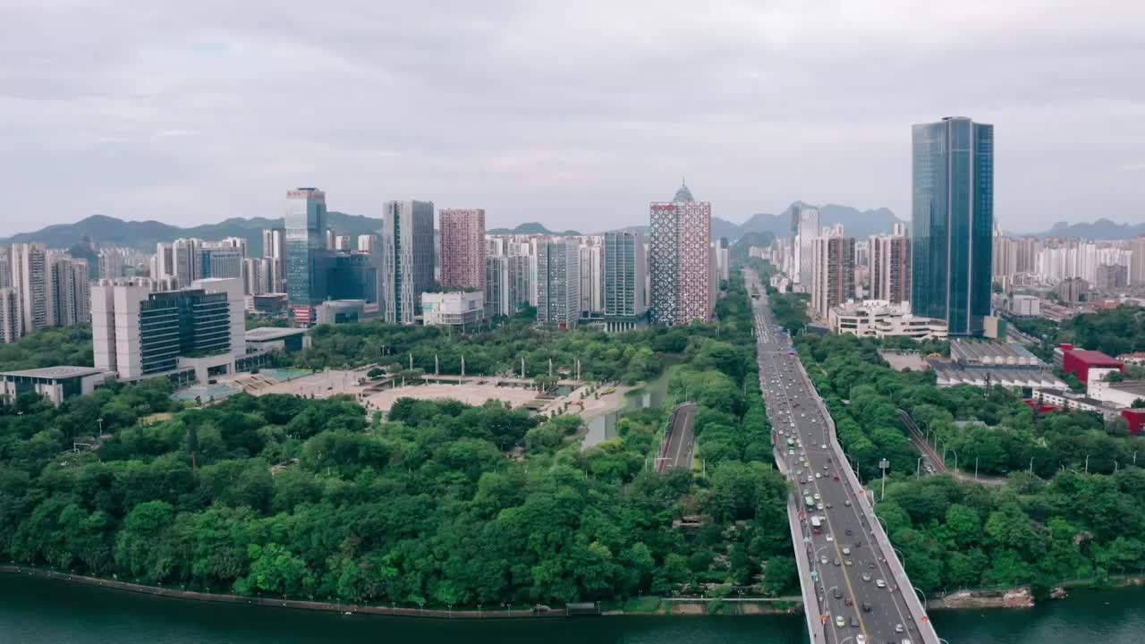 航拍广西柳州市民广场、河东CBD与文昌大桥视频素材