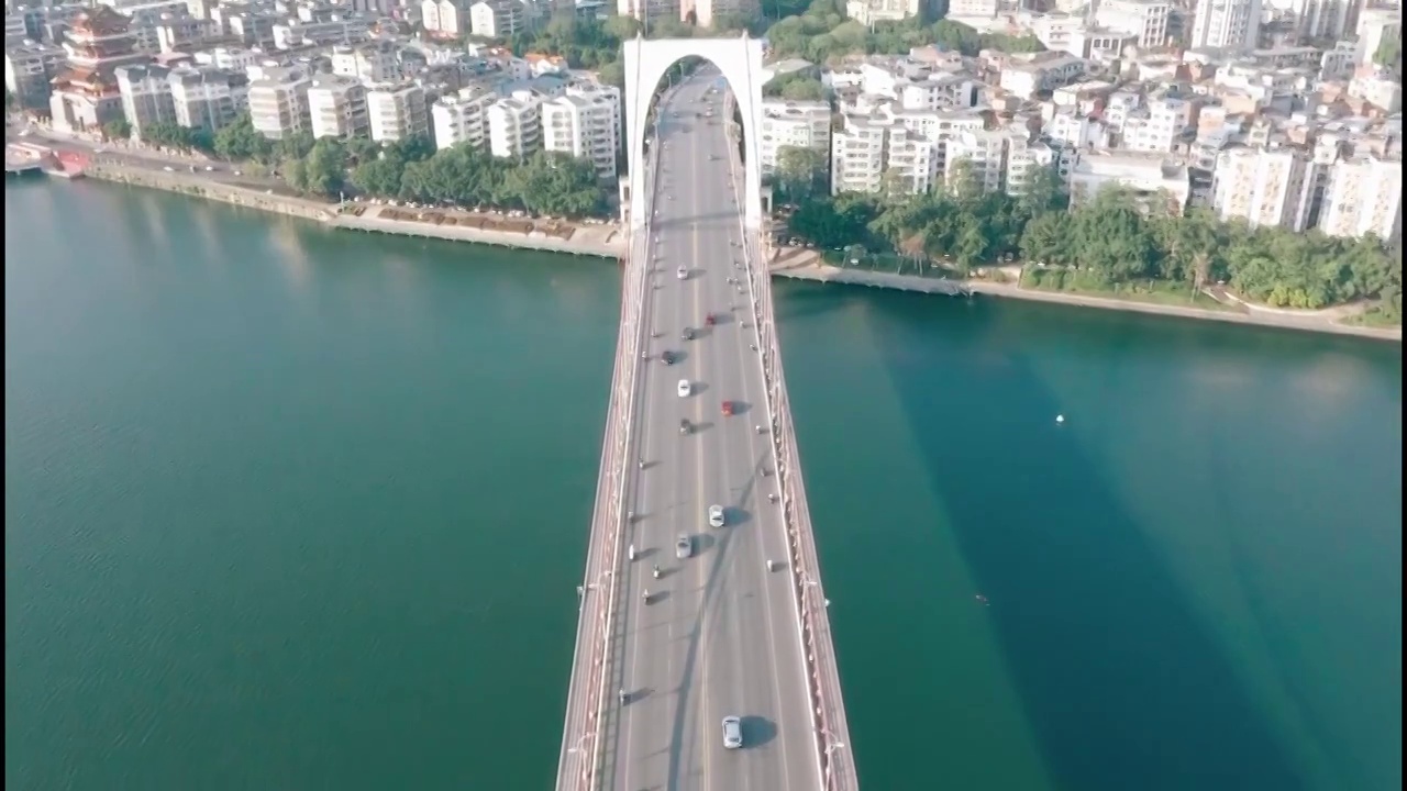 航拍广西柳州红光大桥车流与地王大厦视频素材