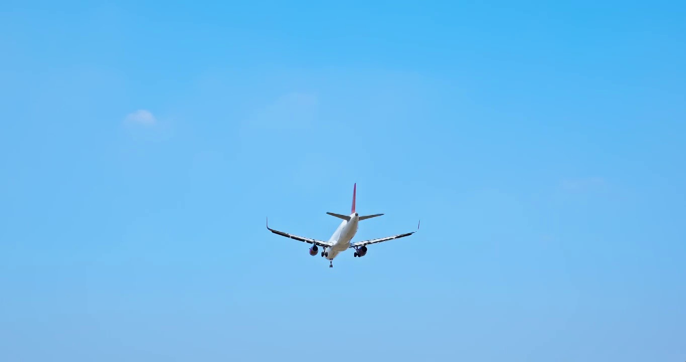 商业客机在天空中飞行准备降落视频素材