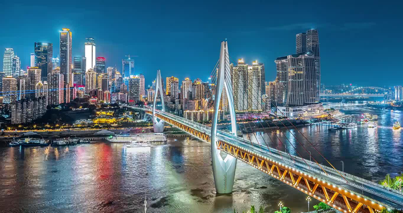 夏季中国重庆城市建筑天际线和河流与道路夜景视频素材