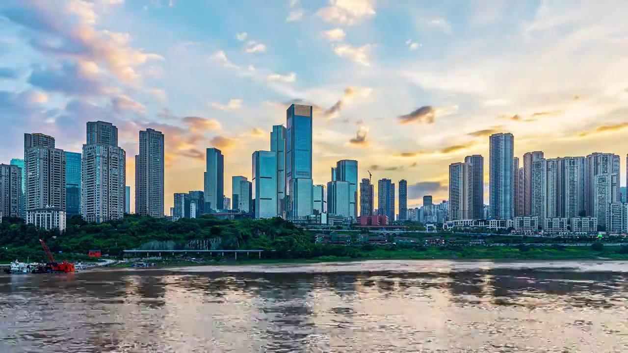 中国重庆城市天际线和河流景观在日落时视频素材