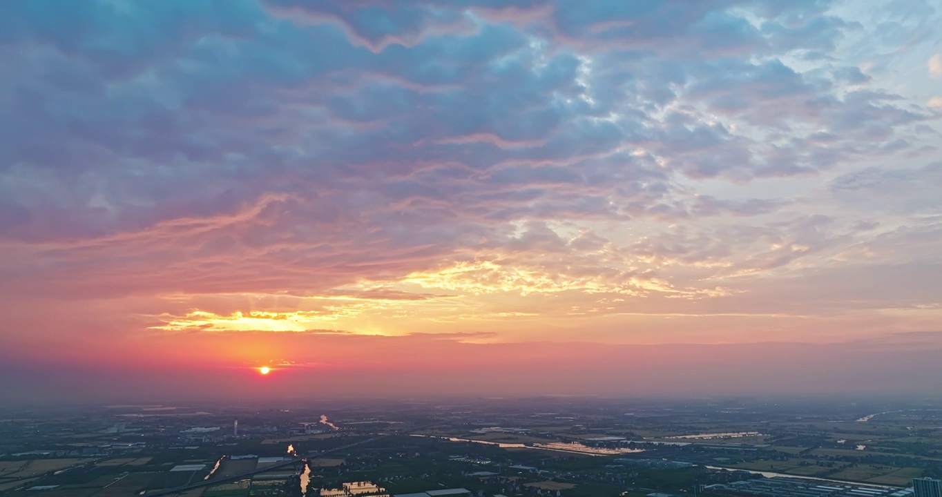 航拍日落时天空中美丽的夕阳景观和天际线视频素材