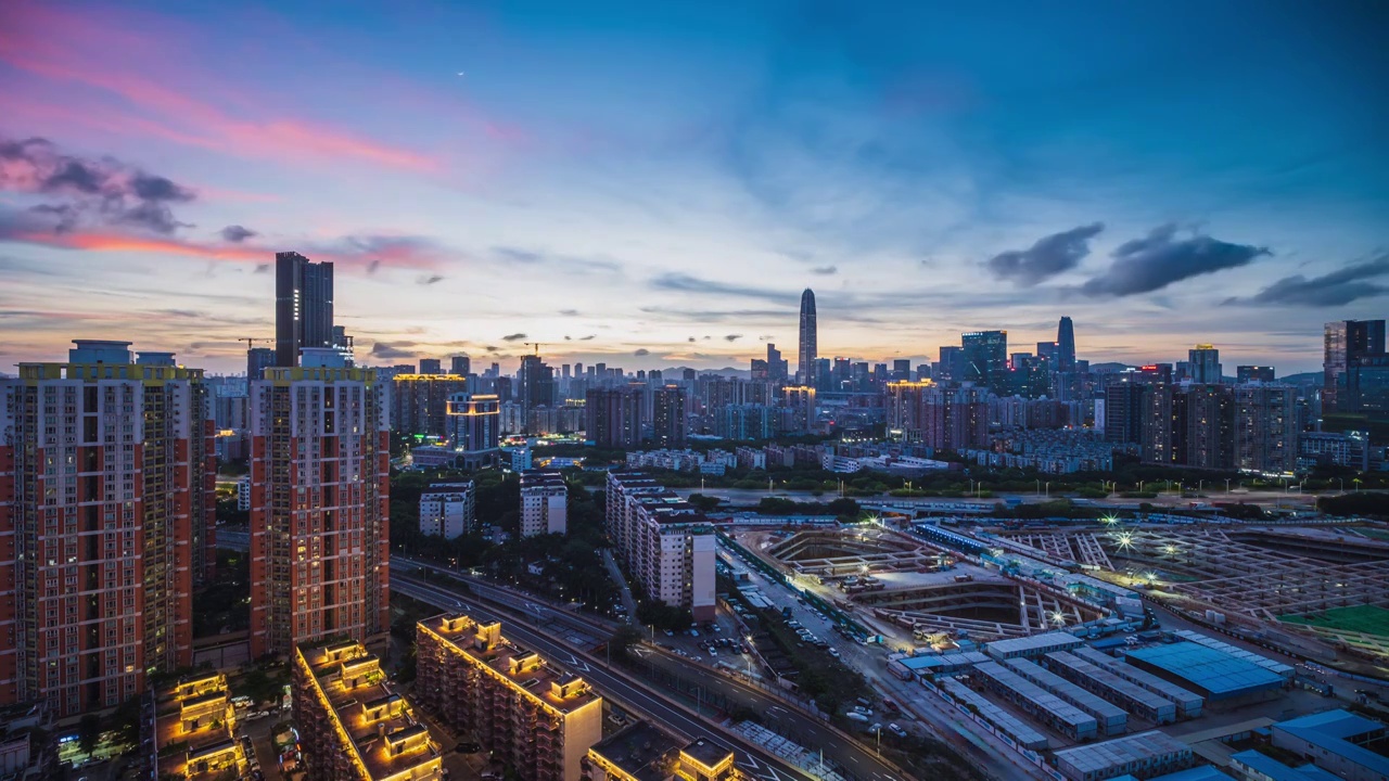 日落晚霞映衬下的城市建筑风光视频素材