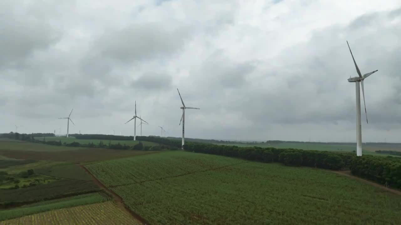 广东湛江徐闻县波罗的海风力发电场航拍美景视频素材