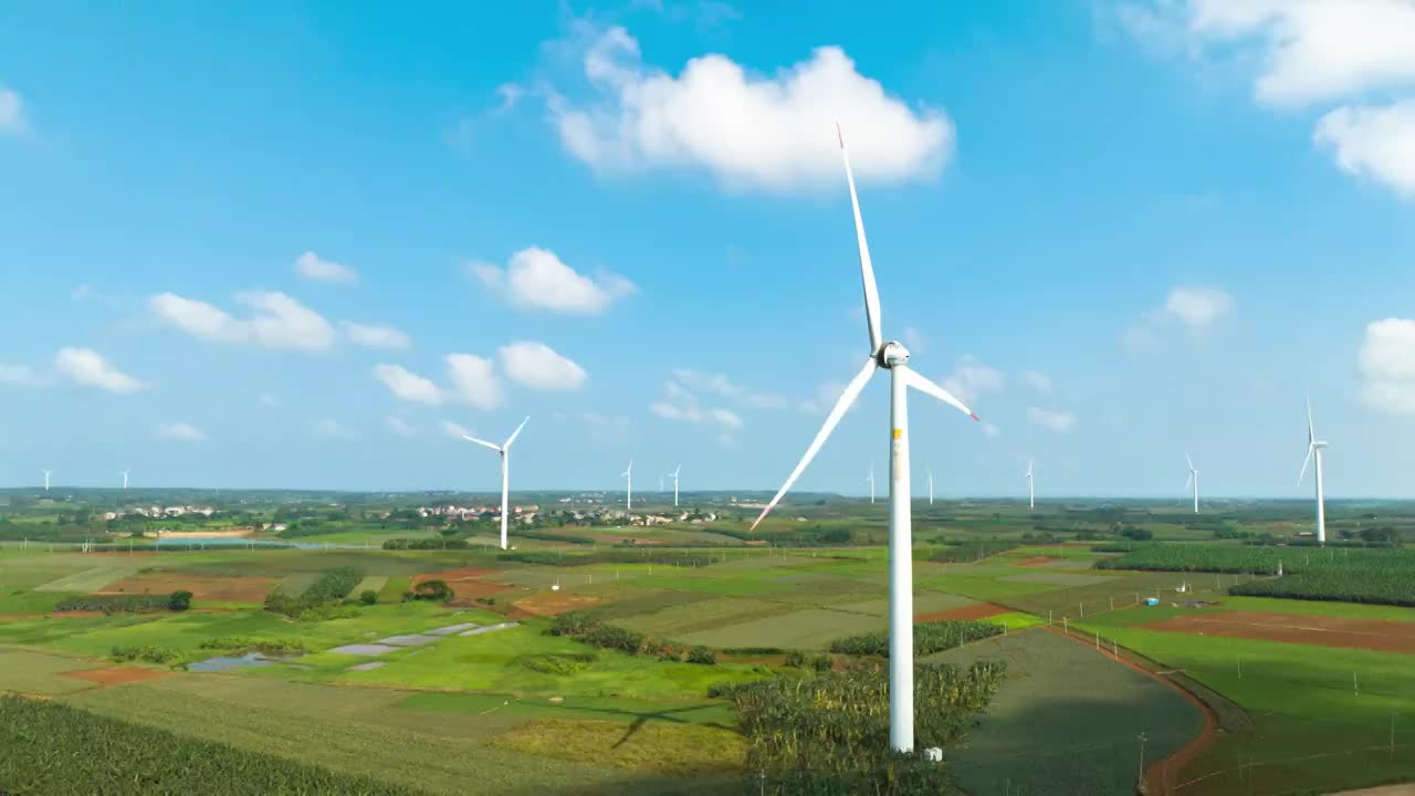 广东湛江徐闻县波罗的海蓝天白云下的风力发电场视频素材