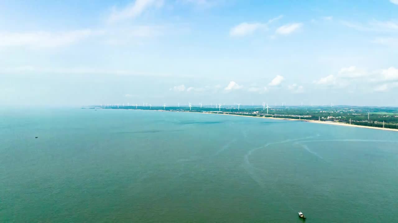 广东湛江徐闻县波罗的海海岸风力发电场视频素材