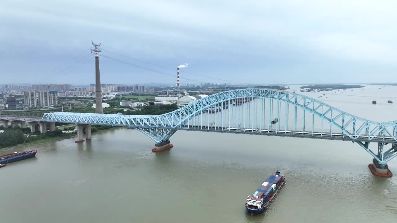 高铁动车从南京大胜关长江大桥（南京长江三桥）铁路桥上行驶视频素材