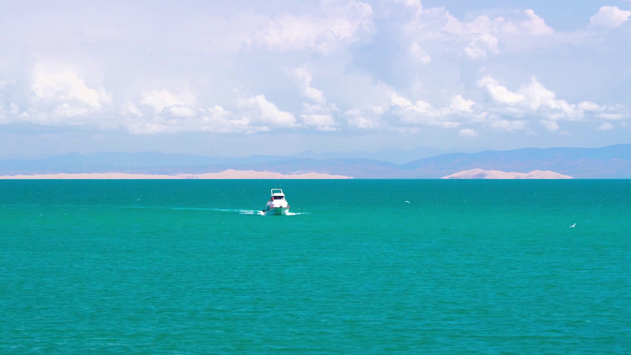 青海湖二郎剑景区蓝天白云湖波荡漾风景视频下载