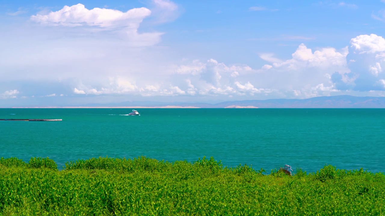 青海湖二郎剑景区蓝天白云湖波荡漾风景视频下载