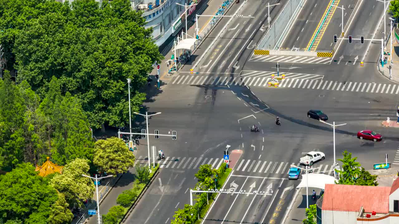 城市十字路口往来的人群延时4K空镜头视频下载