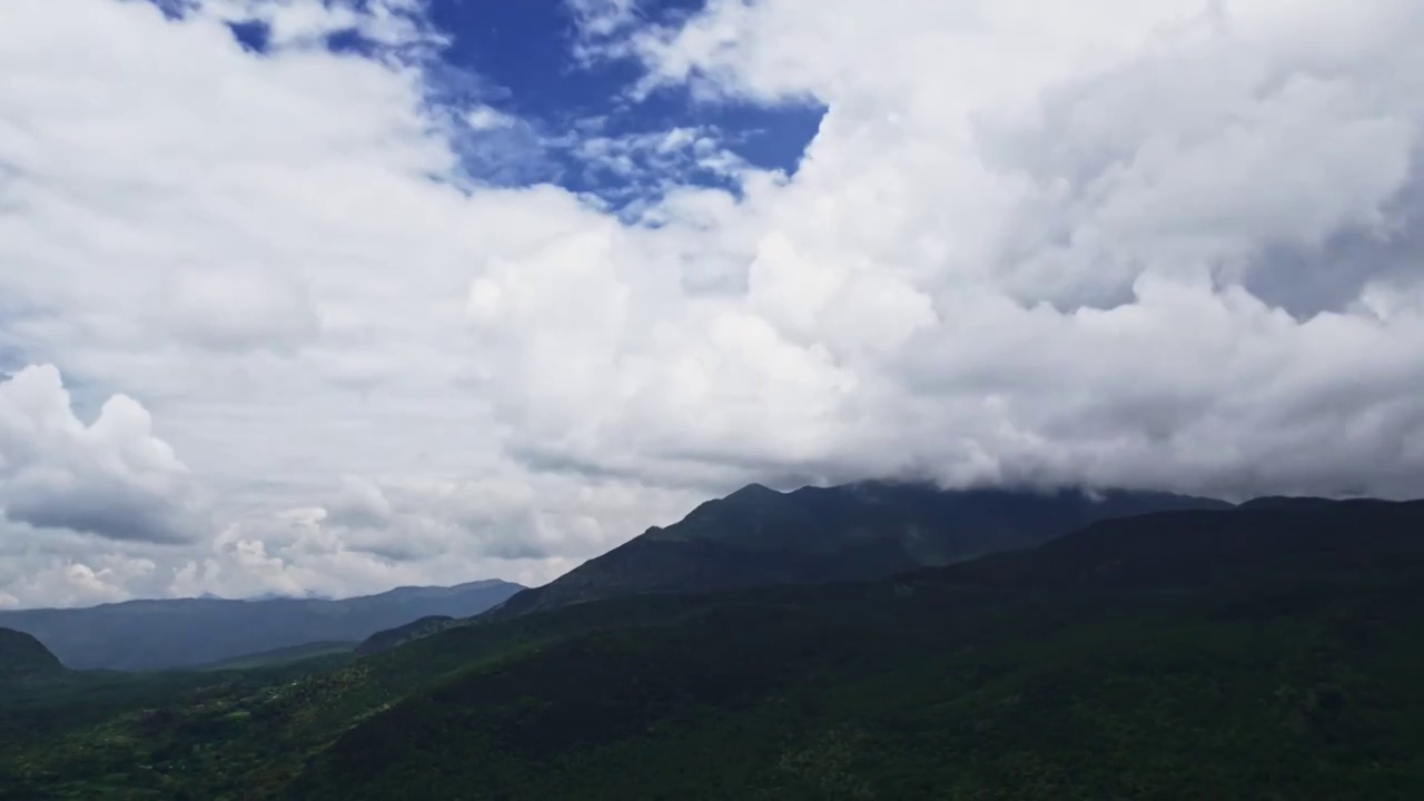 高原地区云移动延时摄影，晴天自然风光视频素材