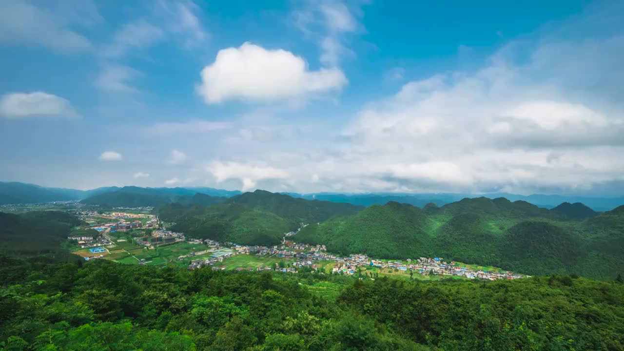 重庆市酉阳土家族苗族自治县小坝新城，高视角山对天的蓝天白云延时4K视频购买