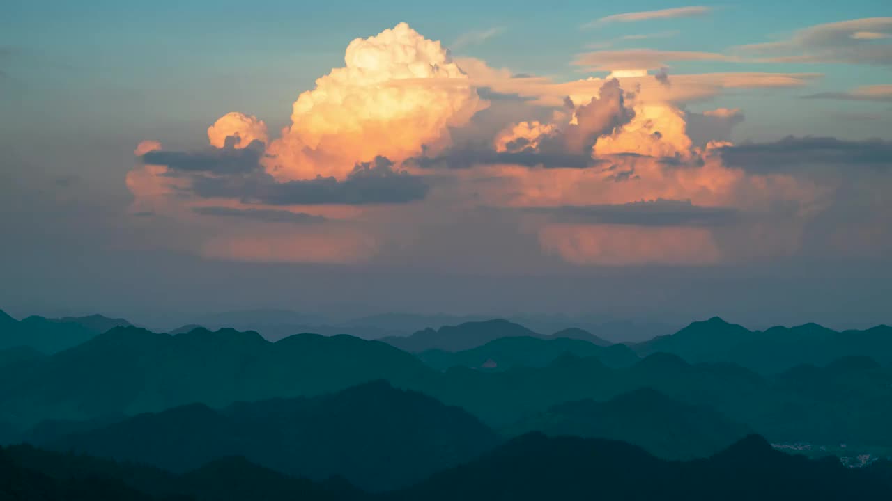 层层叠叠的山和晚霞火烧云，云朵云彩背景，重庆酉阳鹿角坪观景台武陵山喀斯特地貌视频素材