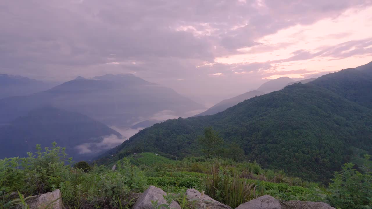 西藏墨脱背崩 雅鲁藏布大峡谷 日出晨雾云海视频素材