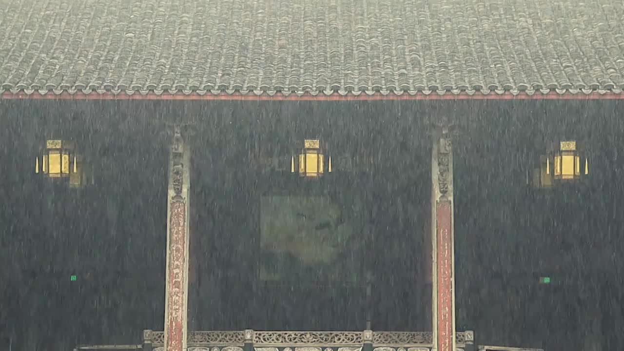 古建筑在雨中的场景视频素材