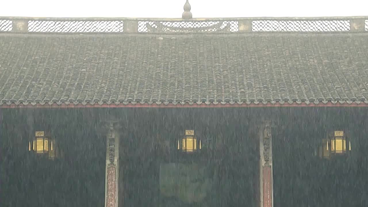 古建筑在大雨中的场景视频素材