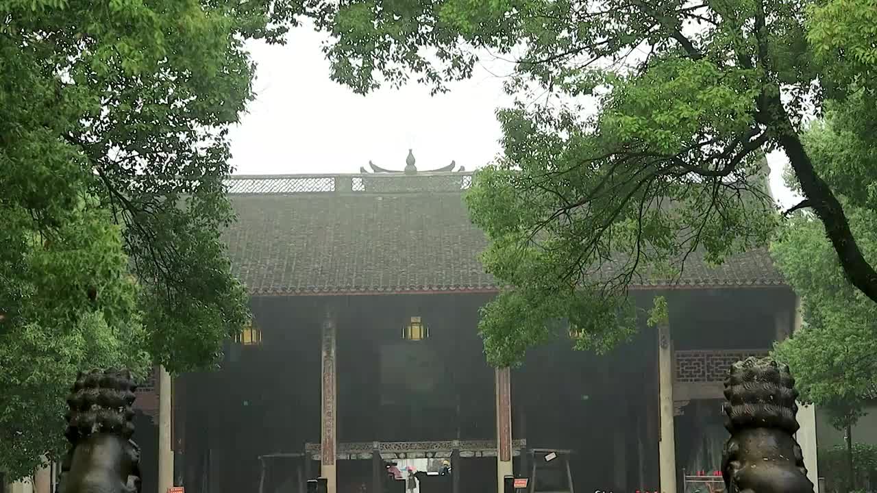 古建筑在下雨中的场景视频素材