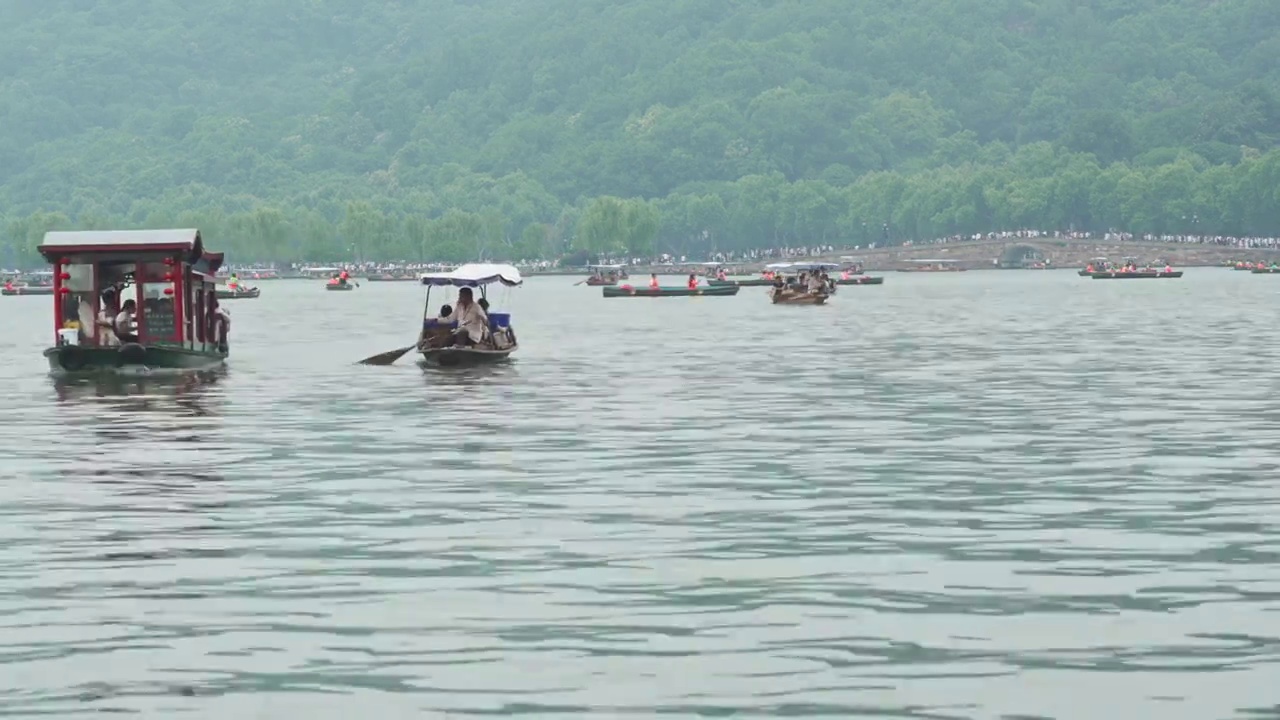 中国杭州西湖自然风光，湖面上的游船视频素材