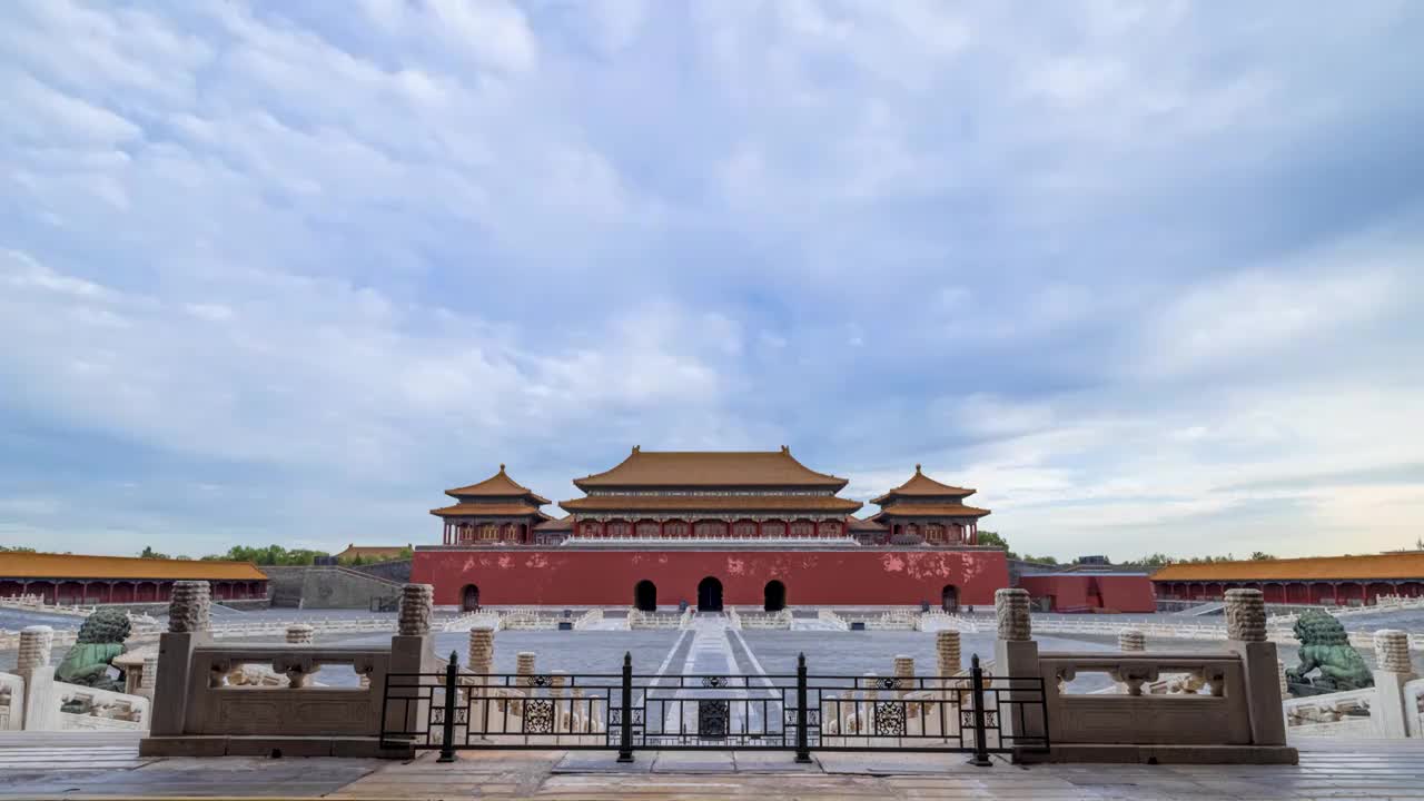 乌云下的北京故宫午门和太和门广场视频素材