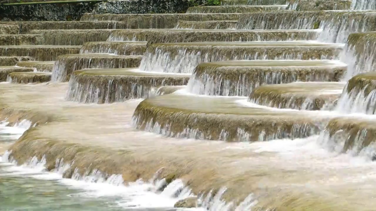 白水河蓝月谷万年钙化石台地貌千层瀑布地貌滇西旅游雪山融水富含丰富矿物质碳酸氢钙的泉水冲刷地质奇观视频素材