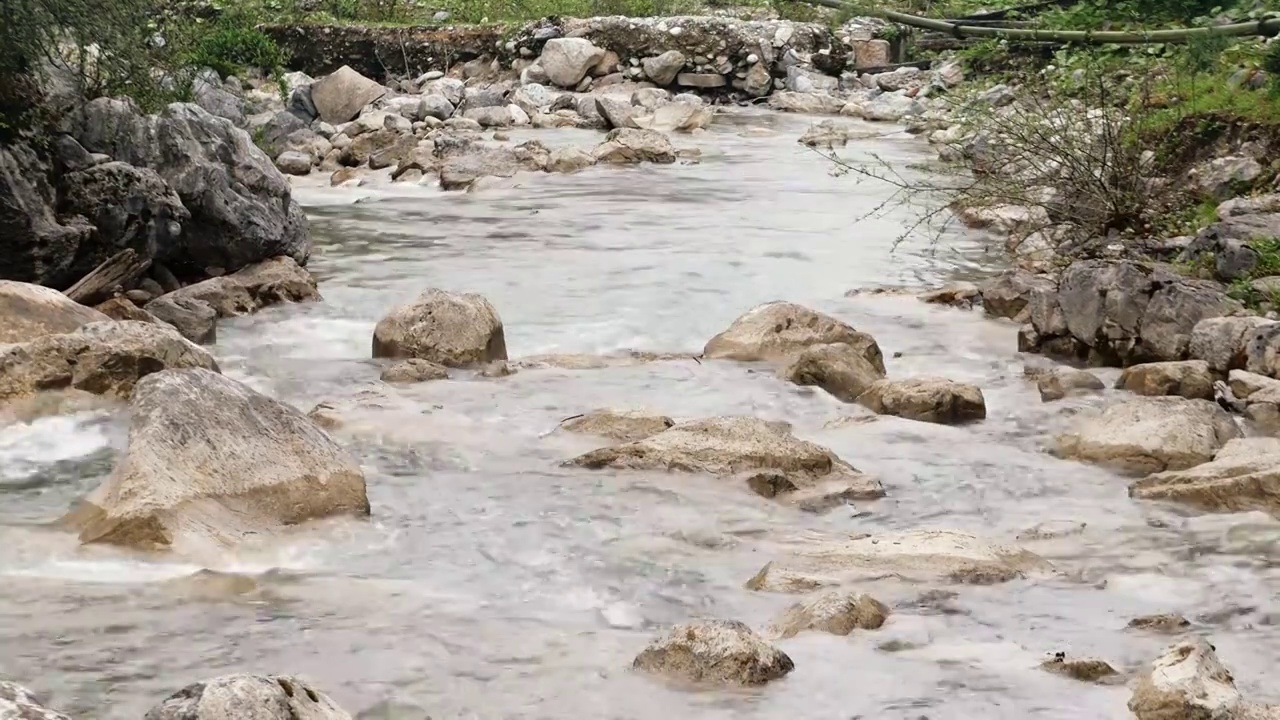 原始森林山谷幽静野外溪流潺潺流水浑然天成泉水涓流清澈无比纯净溪流夏日清凉流水原始清澈山涧自然风光视频素材