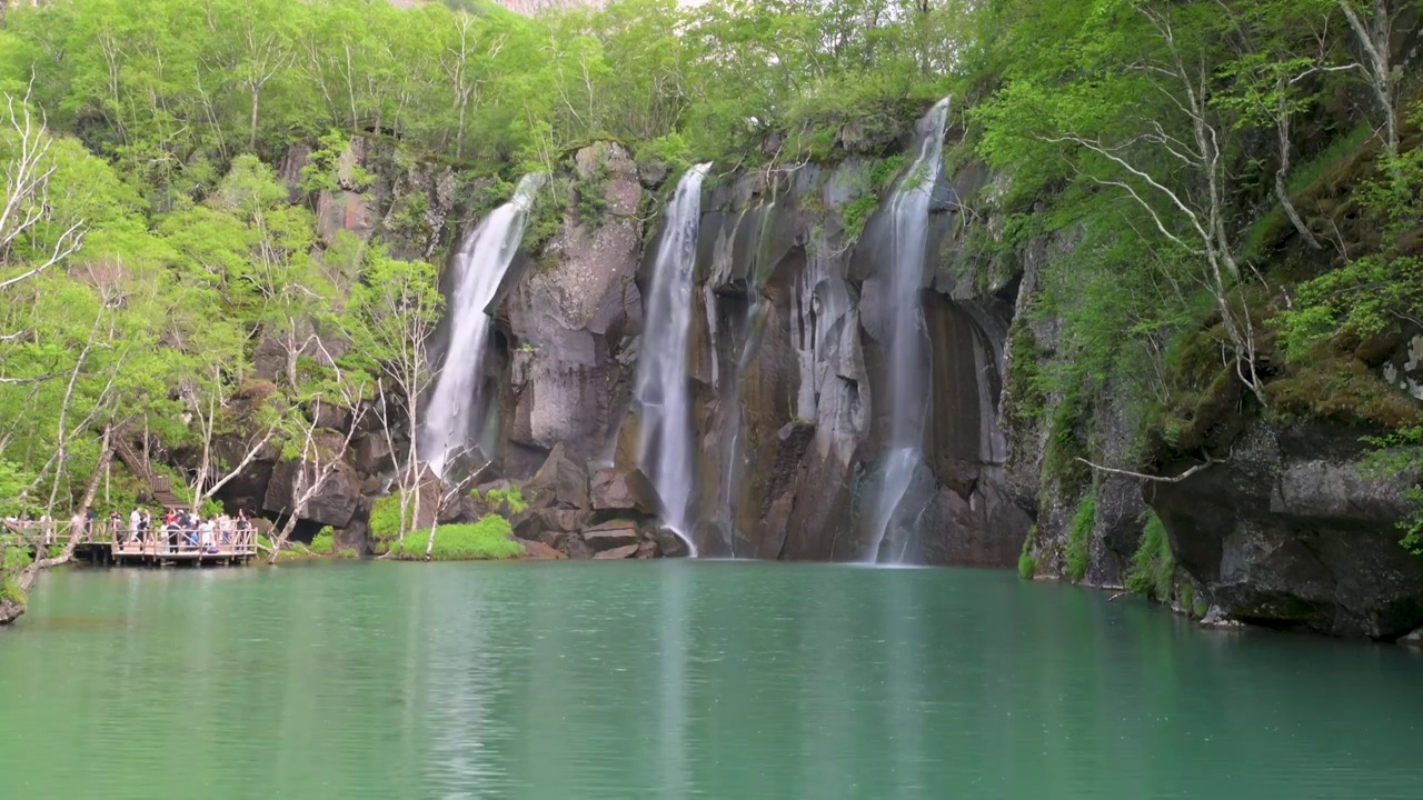 长白山北坡景区内的绿渊潭瀑布视频素材